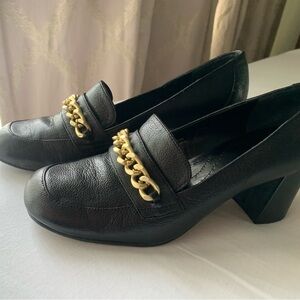 Like New TAHARI Lolo Size 7 Black Leather Gold Chain Leather Loafer Pumps Heels